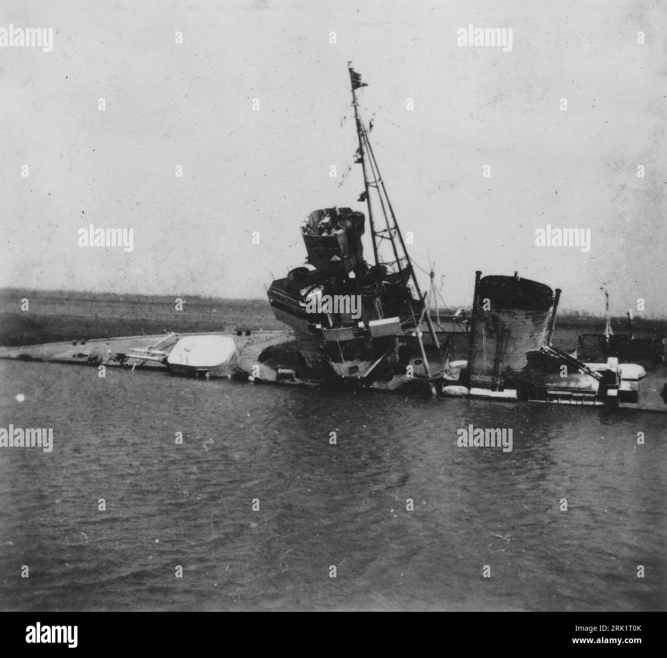 Zweiter Japanisch-Chinesischer Krieg, 1937–1945. Der Flaggschiff-Kreuzer der chinesischen Marine Ning Hai versenkte sich in der Nähe von Jiangyin in flachen Gewässern des Yangtze, nachdem er am 25 1937. September Angriffen von Torpedobombern der Kaiserlichen Japanischen Marine erlag. Stockfoto