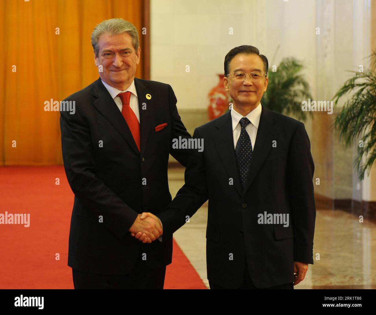 Bildnummer: 52982110 Datum: 21.04.2009 Copyright: imago/Xinhua Premierminister Sali Berisha (li, Albanien) und Premierminister Wen Jiabao (China) während eines Treffens in Peking - PUBLICATIONxNOTxINxCHN, Personen; 2009, Politik, Pressetermin, Premiumd; , quer, Kbdig, Gruppenbild, Close, Randbild, People Bildnummer 52982110 Datum 21 04 2009 Copyright Imago XINHUA Premierminister Sali Berisha verließ Albanien und Premierminister Wen Jiabao China während eines Treffens in Peking PUBLICATIONxNOTxINxCHN People 2009 Politik Presseaufruf Premiere horizontale Kbdig Group Foto Close Edge Image Prominente Stockfoto