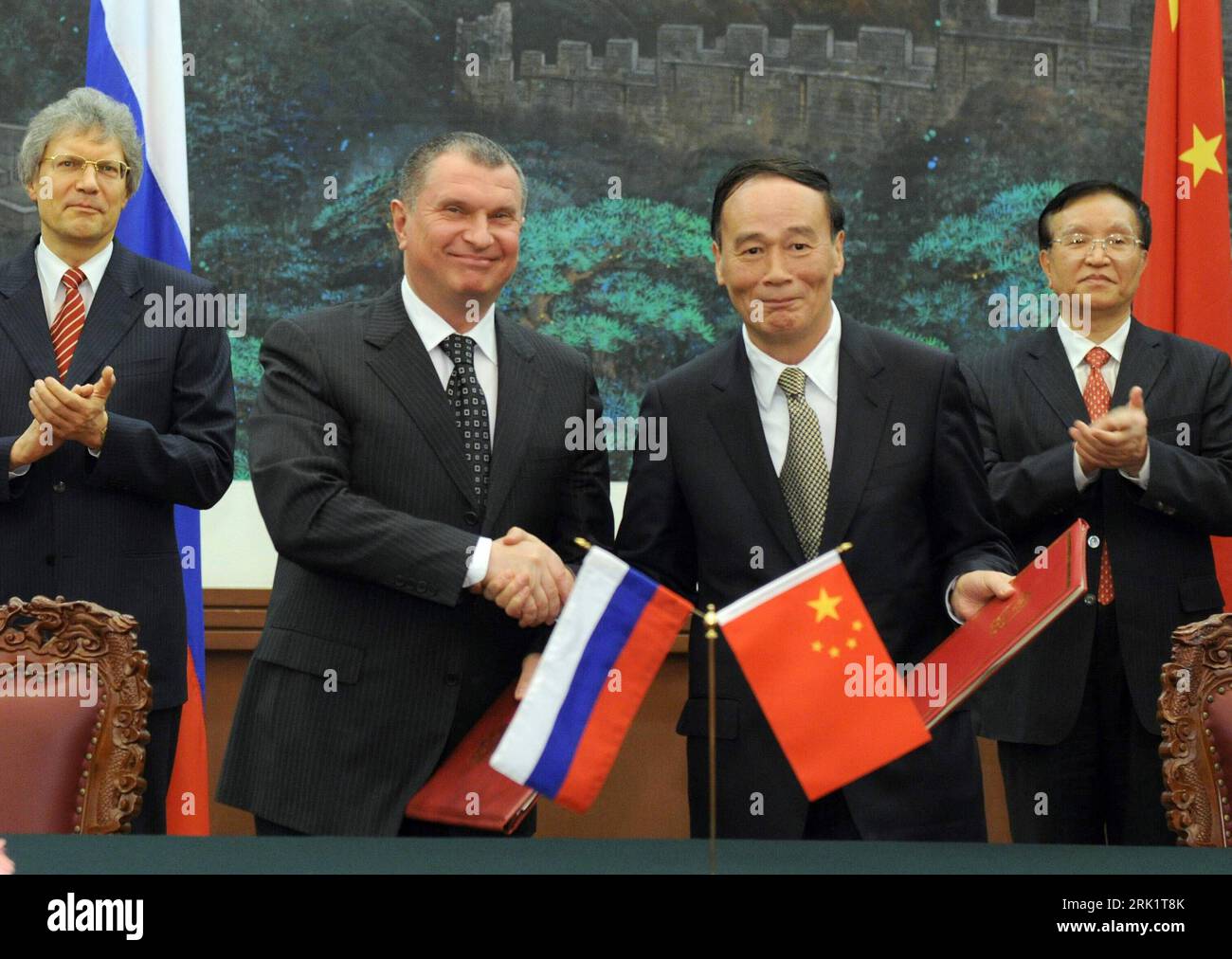 Bildnummer: 52982069 Datum: 21.04.2009 Copyright: imago/Xinhua Vizepremierminister Igor Sechin (li., Russland) und Amtskollege Wang Qishan (China) anlässlich eines Abkommens über eine Kooperation in der Ölförderung in Peking - PUBLICATIONxNOTxINxCHN, Personen , Harmonie , Uraufführung; 2009, Politik, Pressetermin; , quer, Kbdig, Gruppenbild, Randbild, People Bildnummer 52982069 Datum 21 04 2009 Copyright Imago XINHUA Stellvertretender Premierminister Igor Sechin verließ Russland und seinen Amtskollegen Wang Qishan China während eines Abkommens über eine Zusammenarbeit bei der Ölproduktion in Peking PUBLICATIONxNOTxINxCHN PEOP Stockfoto