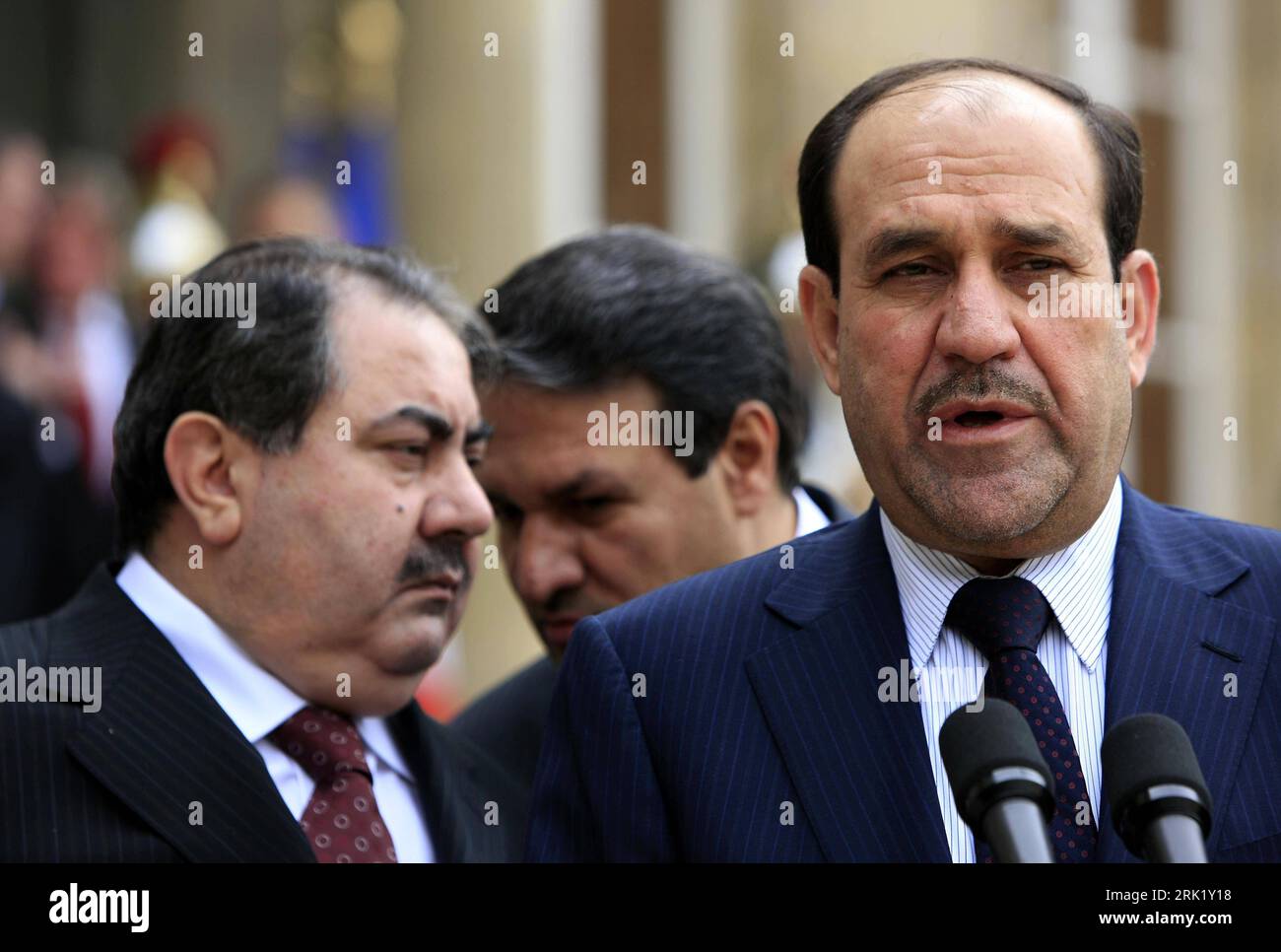 Bildnummer: 53001062 Datum: 04.05.2009 Copyright: imago/Xinhua Premierminister Nuri al-Maliki (Re., Irak) in Paris - PUBLICATIONxNOTxINxCHN, Personen; 2009, Paris, Politik, Pressetermin, Pressekonferenz; , quer, Kbdig, Einzelbild, Close, Randbild, People Bildnummer 53001062 Datum 04 05 2009 Copyright Imago XINHUA Premierminister Nuri Al Maliki Right Iraq in Paris PUBLICATIONxNOTxINxCHN People 2009 Paris Politik Pressetermin Pressekonferenz horizontal Kbdig Single Close Edge Image Prominente Stockfoto
