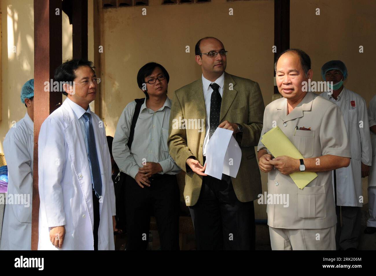 Bildnummer: 53012140 Datum: 13.05.2009 Copyright: imago/Xinhua Gesundheitsministerin Mam Bun Heng (Re., Kambodscha) besucht die Quarantänestation des Cal Mette Hospitals in Phnom Penh - PUBLICATIONxNOTxINxCHN, Personen; 2009, Phnom Penh, Politik, Pressetermin, Mexikogrippe, Mexiko Grippe, mexikanische, H1N1; , quer, Kbdig, Gruppenbild, Randbild, Menschen Bildnummer 53012140 Datum 13 05 2009 Copyright Imago XINHUA Gesundheitsminister Mam Bun Heng Right Kambodscha besuchte die Quarantänestation die Cal Mette Krankenhäuser in Phnom Penh PUBLICATIONxNOTxINxCHN Menschen 2009 Phnom Penh Politik Presse Rufen Sie mich an Stockfoto