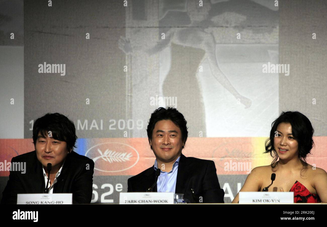 Bildnummer: 53015175 Datum: 15.05.2009 Copyright: imago/Xinhua Regisseur Chan-Wook Park (Mitte), Schauspieler Kim OK-Vin (re.) Und Song Kang-Ho (li.) Während eines Pressetermins zum Film - Bak-Jwi - im Rahmen der 62. Internationale Filmfestspiele in Cannes (PUBLICATIONxNOTxINxCHN), Personen , optimistisch; 2009, Cannes, Pressetermin, Filmfestival, internationale, Film; , quer, Kbdig, Gruppenbild, Randbild, People Bildnummer 53015175 Datum 15 05 2009 Copyright Imago XINHUA Regisseur Chan Wook Park Center Schauspieler Kim OK Vin Right und Song Kang Ho Linken während eines Presseaufrufs zu Film Bak in Frame Stockfoto