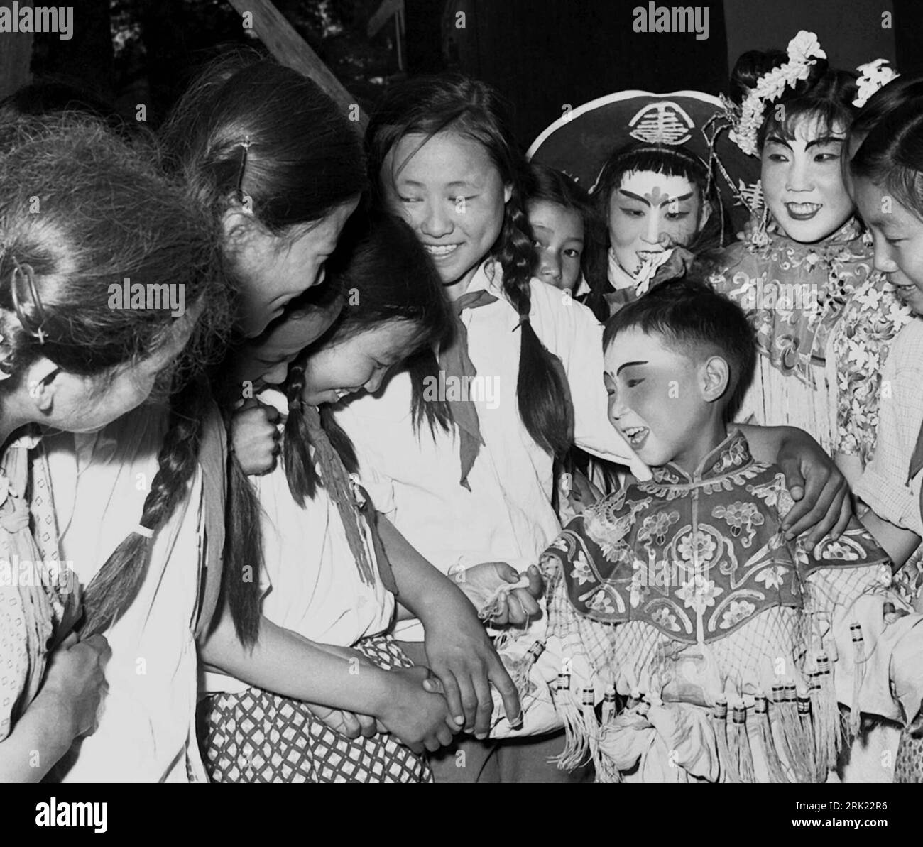 Bildnummer: 53038661 Datum: 01.06.1958 Copyright: imago/Xinhua Pioniere besuchen Künstler nach der Aufführung einer Chinesischen Oper am Internationalen Kindertag in Peking - China - PUBLICATIONxNOTxINxCHN, Personen , Freude , optimistisch; 1958, Peking, China, Kind, Mädchen, Junge, chinesisch, Musik, internationaler, Zeitgeschehen, SW; , quer, Kbdig, Gruppenbild, Tanz, Kunst, Gesellschaft, Asien Bildnummer 53038661 Datum 01 06 1958 Copyright Imago XINHUA Pioneers besuchen Künstler nach der Aufführung eine chinesische Oper beim Internationalen Kindertag 39 in Peking China PUBLICATIONx Stockfoto