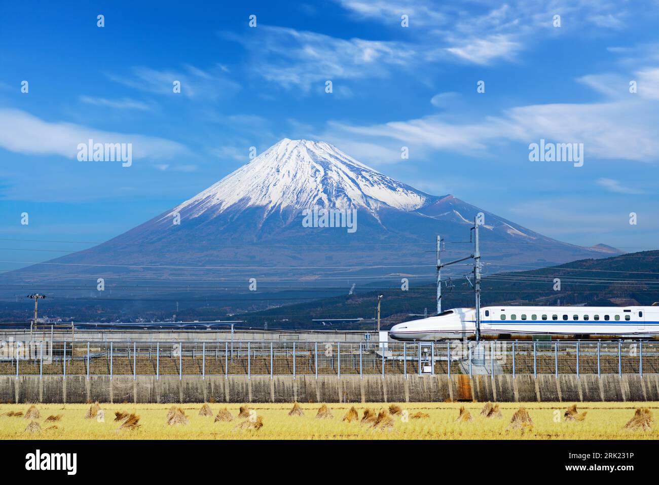 Mt. Fuji, Japan mit dem Kugelzug unten. Stockfoto