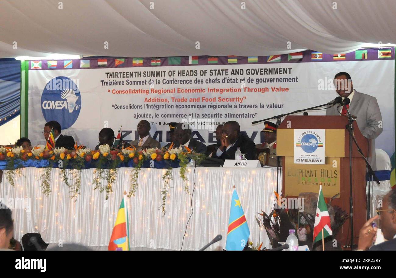 Bildnummer: 53073940 Datum: 08.06.2009 Copyright: imago/Xinhua König Mswati III (Re. Swasiland) während einer Rede zum Abschluss des 13. Treffens der COMESA in Victoria Falls - PUBLICATIONxNOTxINxCHN, Personen; 2009, Victoria Falls, Politik, Adel, Pressetermin, gemeinsamer Markt für das östliche und südliche Afrika, Treffen, Gipfel,; , quer, Kbdig, Gruppenbild, Randbild, People Bildnummer 53073940 Datum 08 06 2009 Copyright Imago XINHUA King Mswati III Right Swaziland während einer Rede zum Abschluss des 13 Treffens der COMESA in Victoria Falls PUBLICATIONxNOTxINxCHN People 2009 Victoria Falls Politic Stockfoto
