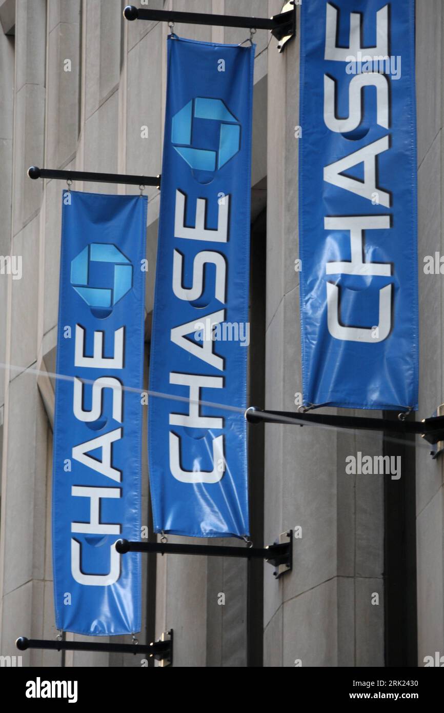Unternehmen: JPMorgan Chase & Co Banner an einer Filiale der Chase Bank in New York - PUBLICATIONxNOTxINxCHN Stockfoto