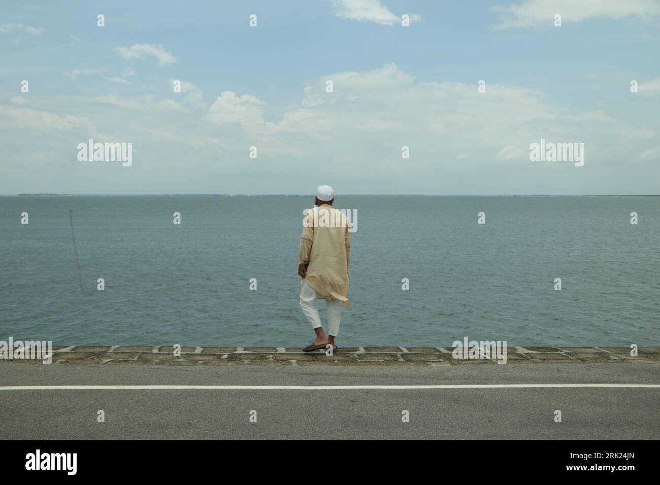 Mann, der die natürliche Aussicht genießt, Fernweh-Konzept Stockfoto