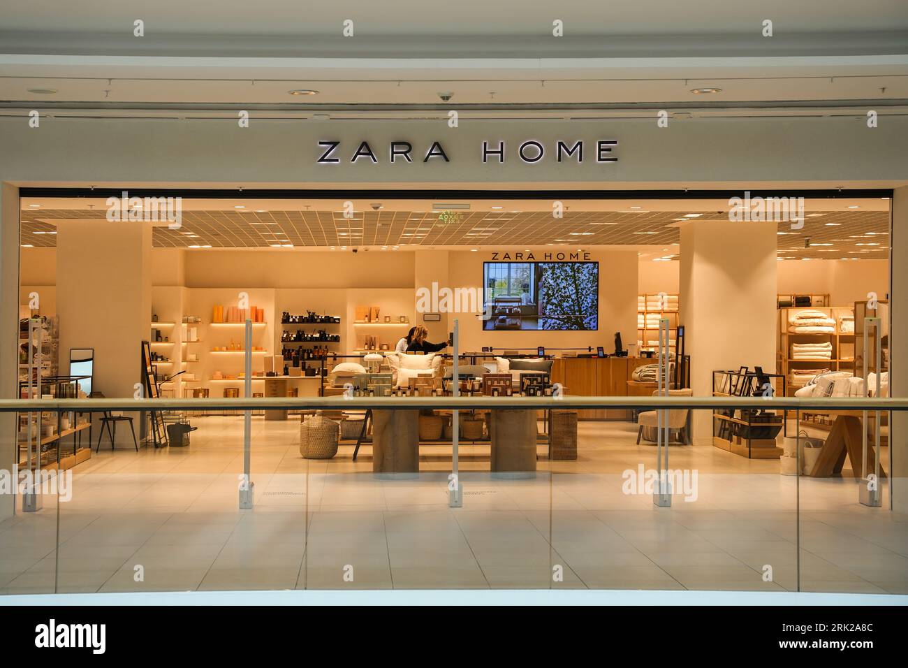 Almaty, Kasachstan - 17. August 2023: Eintritt in die Zara Home Boutique im Einkaufszentrum. Produkte der Marke Houzefold Stockfoto