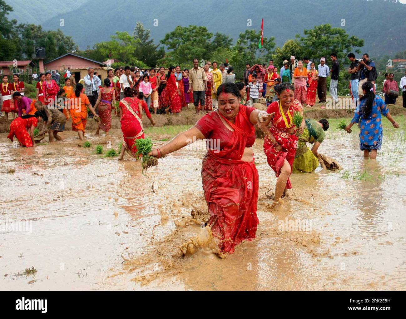 Bildnummer: 53173190 Datum: 29.06.2009 Copyright: imago/Xinhua Farmers Dance in einem Reisfeld am Rande von Kathmandu, Hauptstadt von Nepal, am 29. Juni 2009, während der Feierlichkeiten zum Paddy Day. Die nepalesischen Bauern feiern den Paddy Day am 15. Asar (15. Tag des dritten Monats im nepalesischen Kalender) jedes Jahr, wenn sie ihre Reisanpflanzungssaison beginnen. Kbdig Aussenansichten Bauern Tanz in einem Reisfeld auf der Ortsrand von Kathmandu, Hauptstadt von Nepal, am 29. Juni 2009, anläßlich der Paddy Tag Celebration. Aussenansichten Nepalesische Bauern feiern der Paddy Tag auf Asar 15 (15. Tag Stockfoto