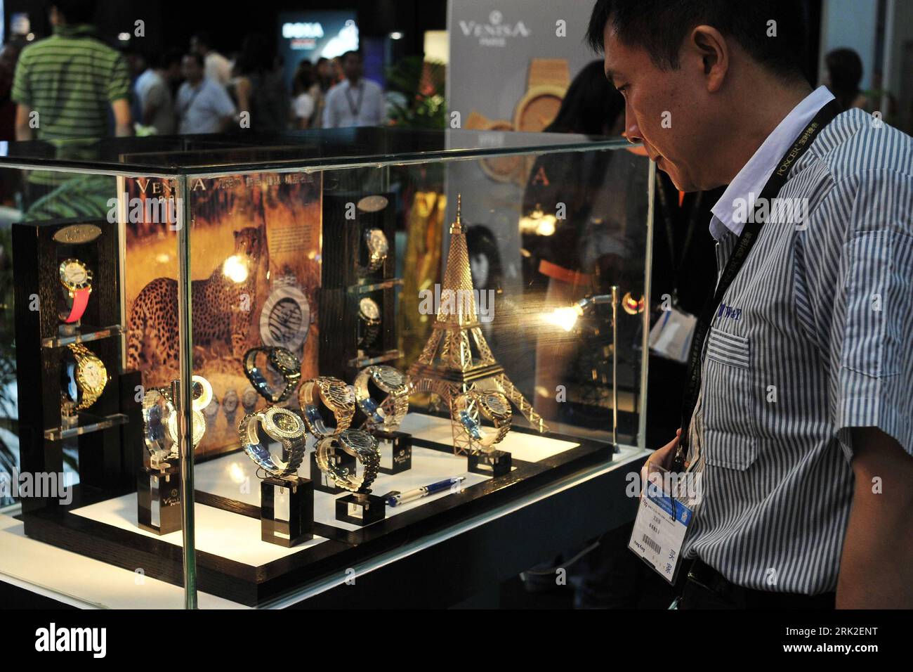 Bildnummer: 53174441 Datum: 02.07.2009 Copyright: imago/Xinhua Ein potenzieller Käufer beobachtet sorgfältig eine Reihe von durchsichtigen Exponaten auf der 20. China (Shenzhen) International Watches, Jewellery & Gift Fair, die im Shenzhen Convention Exhibition Center in Shenzhen, Provinz Guangdong, 2009 eröffnet wird. Wirtschaft Messe kbdig xkg 2009 quer premiumd o0 Ausstellung, Uhren Bildnummer 53174441 Datum 02 07 2009 Copyright Imago XINHUA A would be Buyer beobachtet sorgfältig eine Reihe von durchsichtigen Exponaten AUF der 20. China Shenzhen International Watches Jewellery & Poison Fair WHI Stockfoto