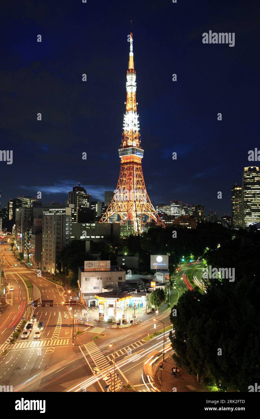 Bildnummer: 53183224 Datum: 07.07.2009 Copyright: imago/Xinhua (090707) -- TOKIO, 7. Juli 2009 (Xinhua) -- der Tokioter Turm, der mit weißen Lampen verziert ist, ist in Tokio, Japan, auf dem Foto vom 7. Juli 2009 zu sehen. Ab dem 7. Juli wurde der Turm von Tokio mit 180 weißen Energiesparlampen anstelle einiger der traditionellen gelben Lampen ausgestattet, um den Turm mit einer kühleren Farbe im Sommer zu beleuchten. (Xinhua/Ren Zhenglai) (msq) PUBLICATIONxNOTxINxCHN Reisen Kbdig xdp (090707) PUBLICATIONxNOTxINxCHN Aussenansichten 2009 hoch Highlight Premiumaufführung dh Aussenansichten o0 Sehenswürdigkeiten Bildnumm Stockfoto