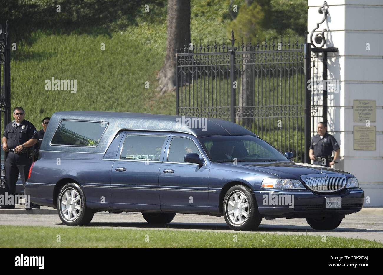 Bildnummer: 53183492 Datum: 07.07.2009 Copyright: imago/Xinhua (090708) -- LOS ANGELES, 8. Juli 2009 (Xinhua) -- der Leichenwagen von Michael Jackson verlässt den Forest Lawn Friedhof in Los Angeles am 7. Juli 2009. Im Staples Center in LA Tuesday wurde Michael Jackson eine öffentliche Hommage mit Stars verliehen, in der Tausende zufällig ausgewählter Fans zusammen mit Familie und Freunden den King of Pop verabschieden wollten. (Xinhua/Qi Heng) (nxl) PUBLICATIONxNOTxINxCHN Trauerfeier Gedenkfeier Beerdigung Premiere kbdig xub (090708) -- Los ANGELES, 8. Juli 2009 (Xinhua) -- der Leichenwagen Stockfoto