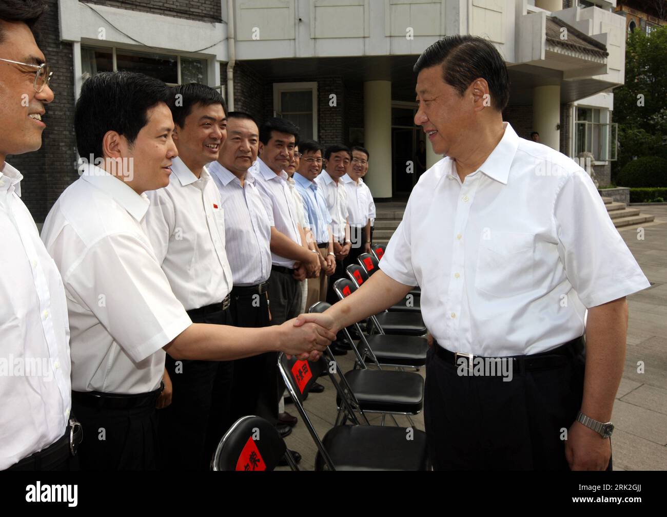Bildnummer: 53187365 Datum: 01.07.2009 Copyright: imago/Xinhua (090701) -- PEKING, 1. Juli 2009 (Xinhua) -- chinesischer Vizepräsident Xi Jinping (R), Mitglied des Ständigen Ausschusses des Politbüros des Zentralkomitees der Kommunistischen Partei Chinas (CPC), mitglied des Sekretariats des Zentralkomitees der KPCh und zugleich Präsident der Parteischule des Zentralkomitees der KPCh, gibt am 1. Juli 2009 den Vertretern der Parteischüler in Peking, China, die Hand. XI hat ein Treffen mit Vertretern von Beamten, die in der Parteischule für Fortbildung und Fortbildung sind, hier über Wir abgehalten Stockfoto Bildnummer: 53187365 Datum: 01.07.2009 Copyright: imago/Xinhua (090701) -- PEKING, 1. Juli 2009 (Xinhua) -- chinesischer Vizepräsident Xi Jinping (R), Mitglied des Ständigen Ausschusses des Politbüros des Zentralkomitees der Kommunistischen Partei Chinas (CPC), mitglied des Sekretariats des Zentralkomitees der KPCh und zugleich Präsident der Parteischule des Zentralkomitees der KPCh, gibt am 1. Juli 2009 den Vertretern der Parteischüler in Peking, China, die Hand. XI hat ein Treffen mit Vertretern von Beamten, die in der Parteischule für Fortbildung und Fortbildung sind, hier über Wir abgehalten Stockfoto