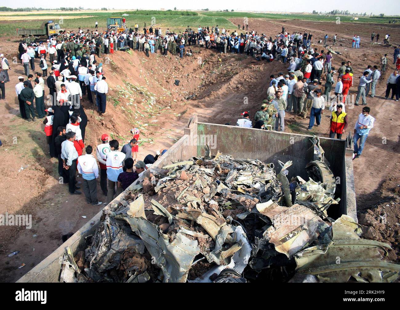 Bildnummer: 53208112 Datum: 17.07.2009 Copyright: imago/Xinhua (090716) -- QAZVIN, 16. Juli 2009 (Xinhua) -- Verwandte der Opfer des abgestürzten Tupolev Tu-154 Passagierflugzeugs trauern um den Kraterhintergrund des abgestürzten Flugzeugs in Qazvin im Nordwesten Irans, 16. Juli 2009. IRAN-AIR CRASH-OPFER VERWANDTE-TRAUER PUBLICATIONxNOTxINxCHN Flugzeugabsturz Absturz Flugzeugunglück ANGEHÖRIGE Trauer Familienangehörige TRAUERFEIER trauern Gedenken Absturzopfer Opfer premiumd kbdig xsk 2009 quer o0 Asien Bildnummer 53208112 Datum 17 07 2009 Copyright Imago XINHUA 090716 Qazvin Juli 16 2009 XINH Stockfoto