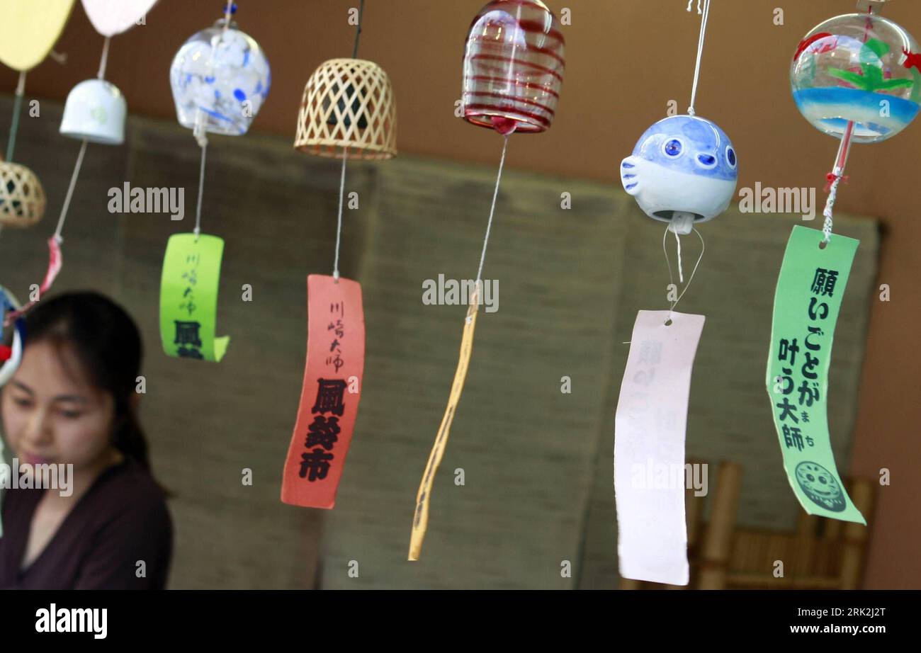 Bildnummer: 53209128 Datum: 17.07.2009 Copyright: imago/Xinhua (090717) -- KAWASAKI, 17. Juli 2009 (Xinhua) -- verschiedene Arten von Windglocken werden auf dem Kawasaki Daishi Windglocken Basar in Kawasaki, Präfektur Kanagawa, (4)JAPAN-WIND-BELL FESTIVAL PUBLICATIONxNOTxINxCHN Ausstellung Objekte Kbdig xdp 2009 quer o0 Windspiel Bildnummer 53209128 Datum 17 07 2009 Copyright Imago XINHUA Kawasaki 17 Juli 2009 XINHUA verschiedene Arten von Windglocken werden AUF dem Kawasaki Daishi Wind Bazaar in Kawasaki Kanagawa Präfektur 4 Japan Wind Bazaar ausgestellt Stockfoto