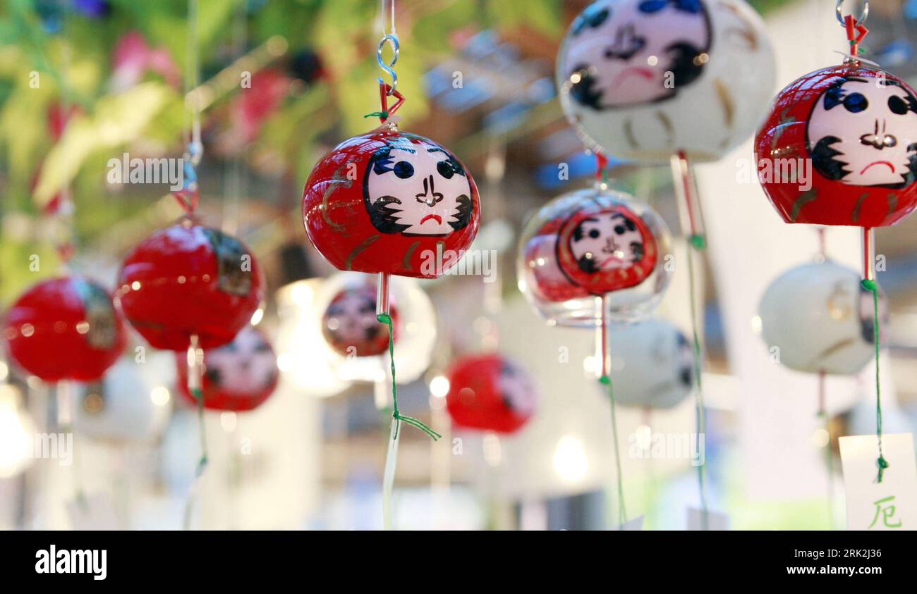 Bildnummer: 53209125 Datum: 17.07.2009 Copyright: imago/Xinhua (090717) -- KAWASAKI, 17. Juli 2009 (Xinhua) -- Japanische traditionelle Daruma, auch bekannt als Bodhidharma Windglocken, werden auf dem Kawasaki Daishi Windglocken Basar in Kawasaki, Präfektur Kanagawa, 17. Juli 2009 ausgestellt. JAPAN-WIND-BELL FESTIVAL PUBLICATIONxNOTxINxCHN Ausstellung Objekte Kbdig xdp 2009 quer o0 Windspiel Bildnummer 53209125 Datum 17 07 2009 Copyright Imago XINHUA Kawasaki 17. Juli 2009 XINHUA Japanische traditionelle Daruma, auch bekannt als Bodhidharma WINDGLOCKEN, werden IM Kawasaki Daishi Wind Bazaar in ausgestellt Stockfoto