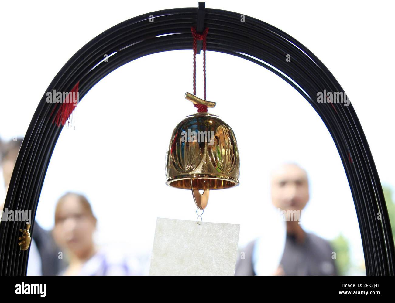 Bildnummer: 53209126 Datum: 17.07.2009 Copyright: imago/Xinhua (090717) -- KAWASAKI, 17. Juli 2009 (Xinhua) -- Schauen Sie sich eine Windglocke aus 18k Gold am Kawasaki Daishi Windglocken Basar in Kawasaki, Präfektur Kanagawa, an. (3)JAPAN-WIND-BELL FESTIVAL PUBLICATIONxNOTxINxCHN Ausstellung Objekte Kbdig xdp 2009 quer o0 Windspiel Bildnummer 53209126 Datum 17 07 2009 Copyright Imago XINHUA Kawasaki 17. Juli 2009 XINHUA Blick AUF eine Windglocke mit 18k Gold AUF dem Kawasaki Daishi Wind Bells Bazaar in der Kawasaki Kanagawa Präfektur 3 Japan Wind Bell Festival PUBLICATIONxNOTxINxCHN Ausstellung Stockfoto