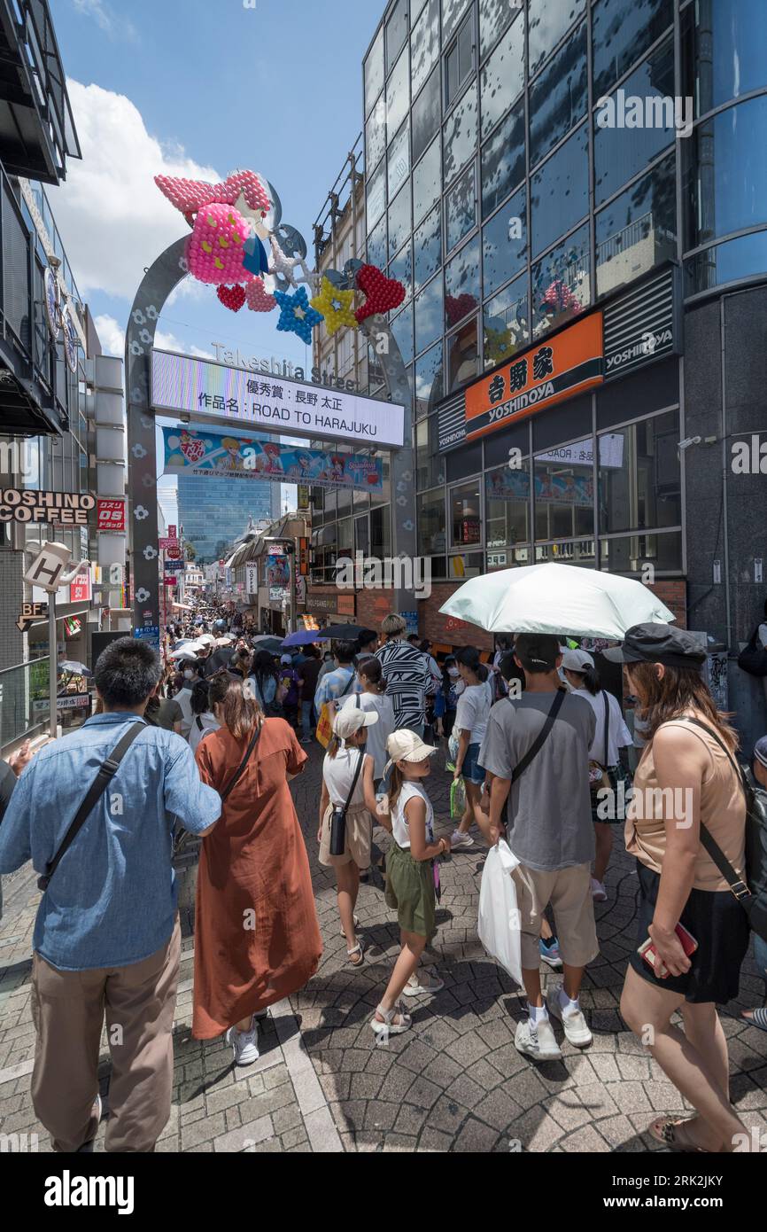 Fußgänger drängen auf die Takeshita Street, die für ihre Geschäfte im Viertel Harajuku in Tokio berühmt ist. Stockfoto