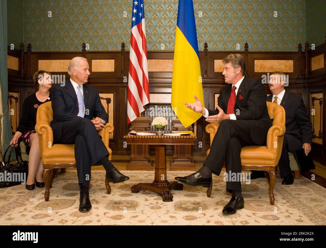 Bildnummer: 53216512  Datum: 21.07.2009  Copyright: imago/Xinhua (090721) -- KIEV, July 21, 2009 (Xinhua) -- Ukrainian President Viktor Yushchenko (R Front) meets with visiting U.S. Vice President Joe Biden, in Kiev, Ukraine, July 21, 2009. (Xinhua/Mykhailo Markiv) (hdt) (1)UKRAINE-YUSHCHENKO-U.S.-BIDEN-MEETING  PUBLICATIONxNOTxINxCHN  People Politik kbdig xkg  2009 quer  premiumd o0 USA, Vizepräsident    Bildnummer 53216512 Date 21 07 2009 Copyright Imago XINHUA 090721 Kiev July 21 2009 XINHUA Ukrainian President Viktor Yushchenko r Front Meets With Visiting U S Vice President Joe Biden in Ki Stockfoto