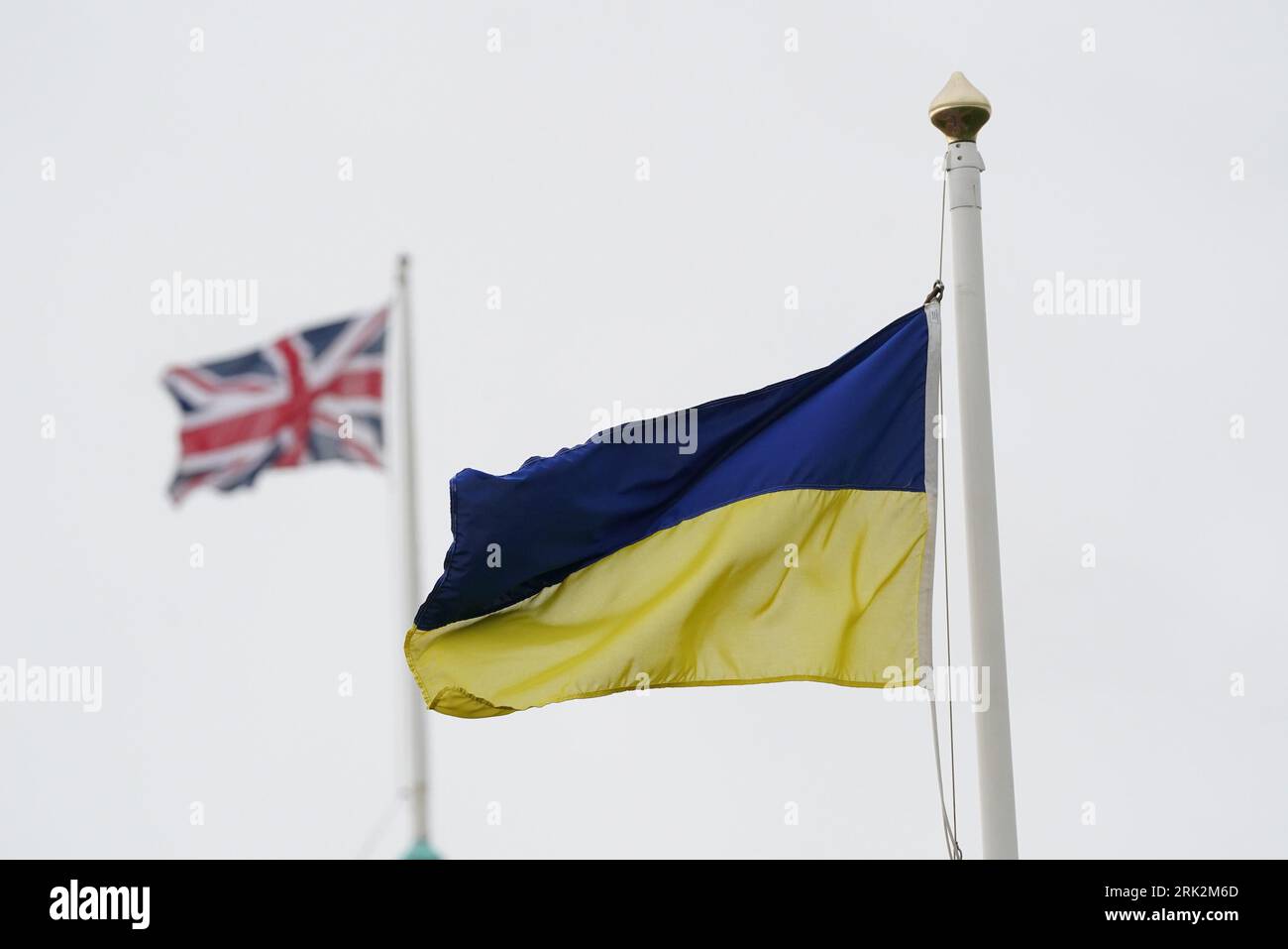 Dateifoto vom 05/22 einer ukrainischen Flagge und Unionsflagge unter der Flagge. Bis zu 10.000 Ukrainern wird kostenloser Englischunterricht angeboten, um ihre Beschäftigungsaussichten im Vereinigten Königreich zu verbessern. Einige von denen, die in ihrer Heimat aus dem Krieg geflohen sind und sich in England, Wales, Schottland und Nordirland niedergelassen haben, erhalten über einen Zeitraum von 10 Wochen fast 20 Stunden Online-Englischunterricht pro Woche, so die Regierung. Die Ankündigung kommt am ukrainischen Unabhängigkeitstag. Ausgabedatum: Donnerstag, 24. August 2023. Stockfoto