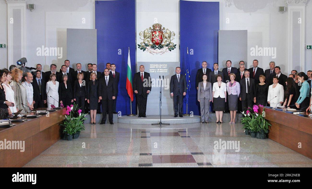 Bildnummer: 53227122 Datum: 27.07.2009 Copyright: imago/Xinhua (090727) -- SOFIA, 27. Juli 2009 (Xinhua) -- Bulgariens neuer Ministerpräsident Boiko Borisov (L im Zentrum) und seine neu gewählten Kabinettsmitglieder (L) posieren während einer offiziellen Zeremonie im parlament in Sofia, Hauptstadt von Bulgarien, am 27. Juli 2009. Boiko Borisov, der Vorsitzende der Bürgerinitiative für die europäische Entwicklung Bulgariens (GERB), wurde am Montag nach einer parlamentswahl zum neuen bulgarischen Ministerpräsidenten gewählt. (Xinhua/BTA) (yy) (1)BULGARIEN-PARLAMENT-REGIERUNG PUBLICATIONxNOTxINxCHN People Politik kbdig xsk 2009 quer Premierminis Stockfoto