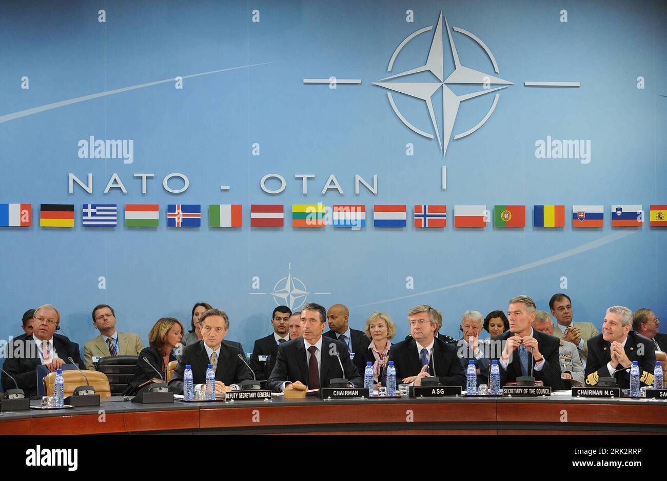 (090804) -- BRÜSSEL, 4. August 2009 (Xinhua) -- neuer NATO-Generalsekretär anders Fogh Rasmussen (C, Front) führt den Vorsitz über die erste Tagung des Nordatlantikrates während seiner Amtszeit im NATO-Hauptquartier in Brüssel, Belgien, am 4. August 2009. Rasmussen begann seinen ersten Tag als NATO-Chef am Montag. Rasmussens Amtszeit begann offiziell am 1. August. (Xinhua/Wu Wei) (wjd) (3)BELGIEN-NATO-RASMUSSEN-MEETING PUBLICATIONxNOTxINxCHN Stockfoto