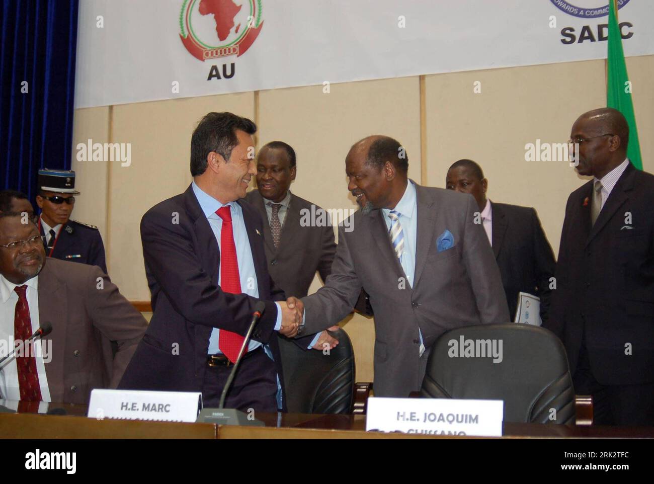 Bildnummer: 53246263 Datum: 06.08.2009 Copyright: imago/Xinhua (090805) -- MAPUTO, 5. August 2009 (Xinhua) -- der ehemalige madagassische Präsident Marc Ravalomanana (L-Front) schüttelt sich die Hände mit Joaquim Alberto Chissano, dem ehemaligen mosambikanischen Präsidenten, vor einem Mehrparteiengespräch (Nachrichtenagentur Xinhua/Mosambik) (gxr) (2)MOSAMBIK-MAPUTO-MADAGASKAR-POLITIKER-GESPRÄCHE PUBLICATIONxNOTxINxCHN People Politik kbdig xdp 2009 quer premiumd Bildnummer 53246263 Datum 06 08 2009 Copyright Imago XINHUA Maputo 5. August 2009 XINHUA ehemaliger madagassischer Präsident Marc Ravalomanana l Front schüttelt Joaquim die Hand Stockfoto