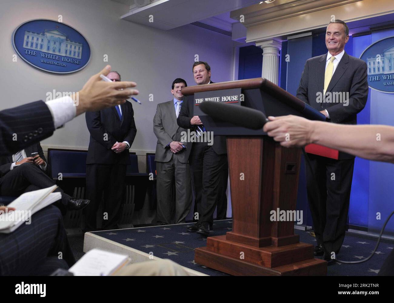 Bildnummer: 53247632 Datum: 06.08.2009 Copyright: imago/Xinhua (090807) -- WASHINGTON, 7. August 2009 (Xinhua) -- der nationale Sicherheitsberater der USA James Jones (R) nimmt am 6. August 2009 an einem Pressebriefing im James Brady Briefing Room im Weißen Haus in Washington Teil. James Jones sagt, er sei hoffnungsvoll, dass die Reise des ehemaligen US-Präsidenten Bill Clinton in die Demokratische Republik Korea, um die Freilassung von zwei amerikanischen Journalisten zu sichern, zu anderen guten Dingen zwischen den beiden Ländern führen wird. (Xinhua/Zhang Yan) (6)US-WASHINGTON-JAMES JONES-DVRK PUBLICATIONxNOTxINxCHN People Politik USA Premiere kb Stockfoto