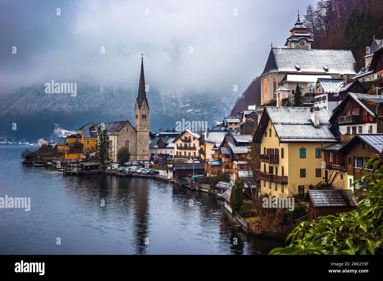 Hallstatt, Österreich - Klassischer Blick auf den weltberühmten Hallstatt, die zum UNESCO-Weltkulturerbe gehörende Stadt am See mit der Lutherischen Hallstatt-Kirche an einem kalten nebeligen Tag Stockfoto