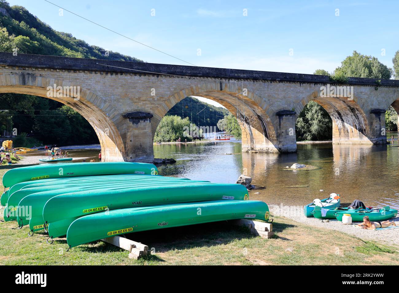 Eté, Chaleur, plage, Baignade, Repos, Détente, Promenade sur la Dordogne sous le château fort de Castelnaud en Périgord noir. Avec la chaleur la riviè Stockfoto