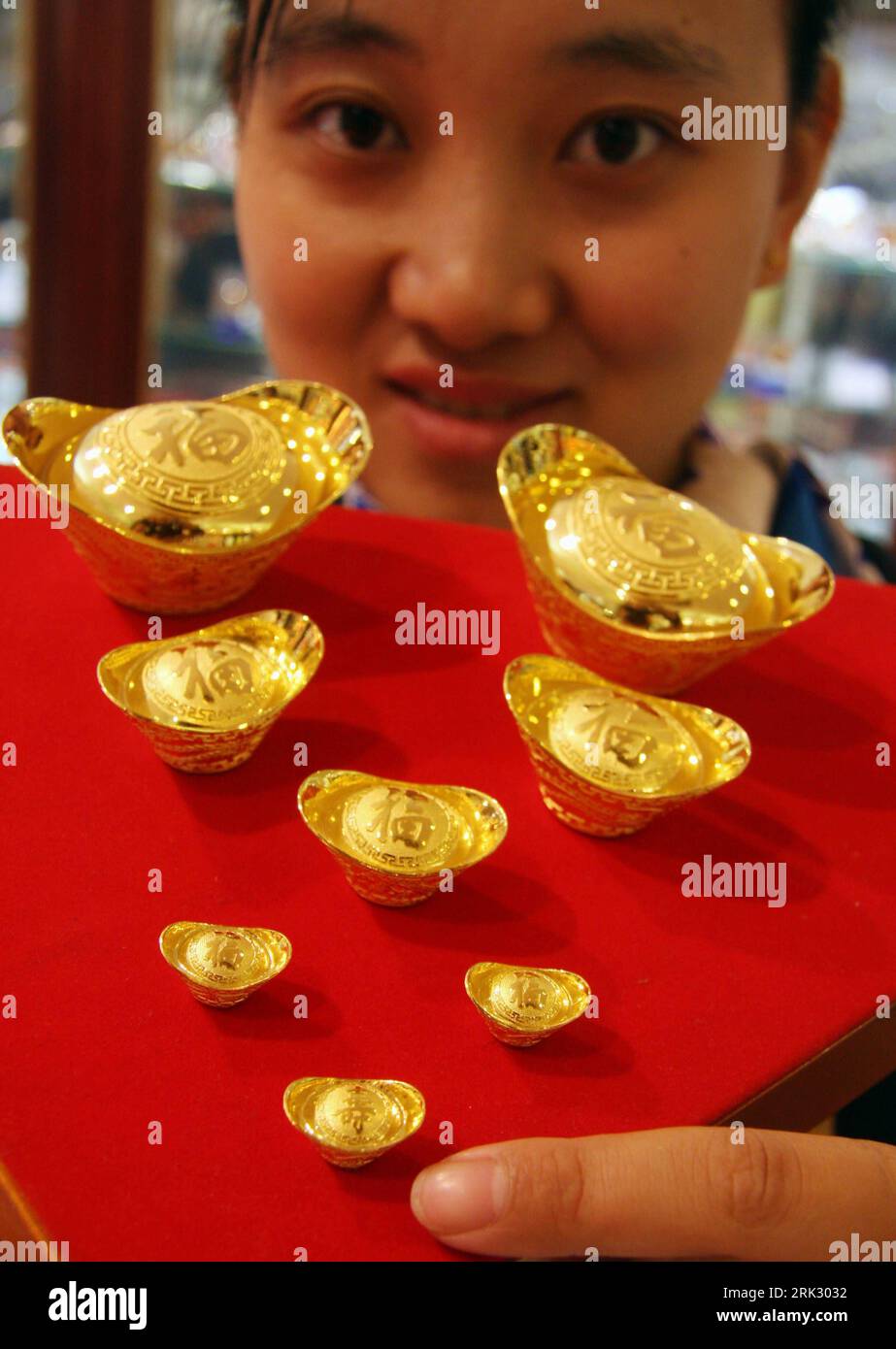 Bildnummer: 53271495 Datum: 19.08.2009 Copyright: imago/Xinhua (090819) -- JINAN, 19. August 2009 (Xinhua) -- Ein Goldfachangestellter zeigt eine seris von Goldbarren in der Innenstadt von Jinan, der Hauptstadt der ostchinesischen Provinz Shandong, 19. August 2009. Als die Anteile an der chinesischen Börse in den letzten zwei Tagen abbrachen, wurde das Gold mit seiner stabilen Werterhaltung zu einem heißen Verkauf. (Xinhua/Zhao Xiaoming) (wyx) #(1)CHINA-SHANDONG-JINAN-GOLD MARKET (CN) PUBLICATIONxNOTxINxCHN Gold Einzelhandel Wirtschaft kbdig xsk 2009 hoch o0 Asien Bildnummer 53271495 Datum 19 08 2009 Copyright Imago XINHUA Stockfoto