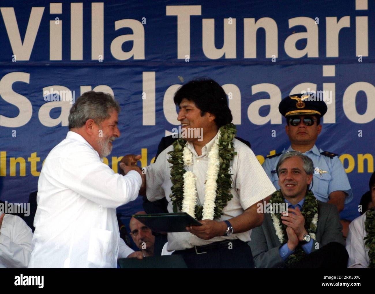 Bildnummer: 53281490 Datum: 22.08.2009 Copyright: imago/Xinhua (090823) -- VILLA TUNARI, 23. August 2009 (Xinhua) -- bolivianischer Präsident Evo Morales (C) schüttelt Hand mit seinem brasilianischen Amtskollegen Luiz Ignacio Lula da Silva in Villa Tunari, Bolivien, 22. August 2009. Die beiden Präsidenten unterzeichneten am Samstag eine Darlehensvereinbarung, die ein Darlehen von 323 Millionen US-Dollar für Bolivien für den Straßenbau versprach. (Xinhua) (lmz) (1)BOLIVIA-BRAZIL-ROAD LOAN PUBLICATIONxNOTxINxCHN People Politik kbdig xmk 2009 quer o0 Brasilien Bildnummer 53281490 Datum 22 08 2009 Copyright Imago XINHUA Villa August 23 2009 XINH Stockfoto