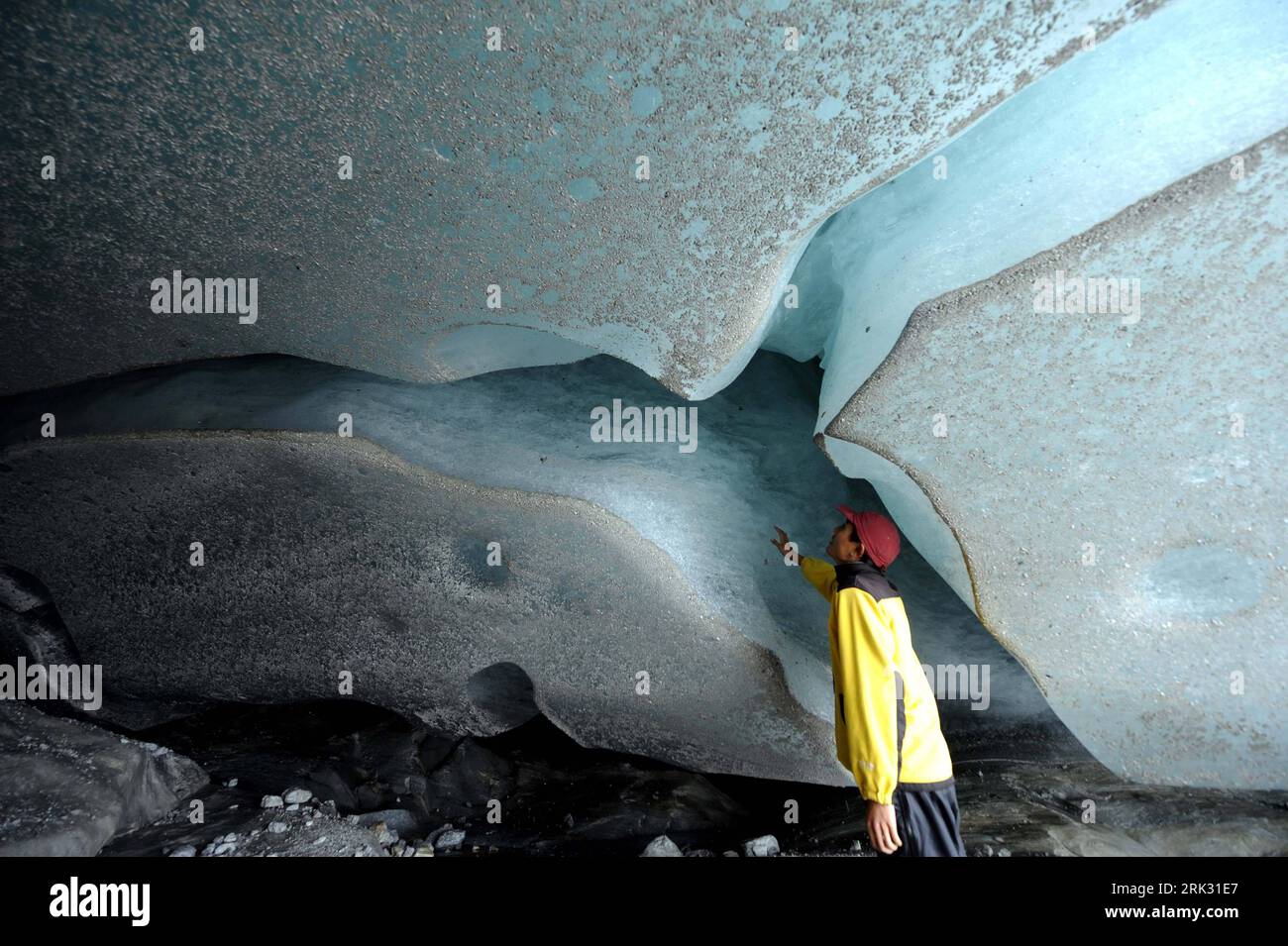 Bildnummer: 53286009 Datum: 25.08.2009 Copyright: imago/Xinhua (090825) -- KUNMING, 25. August 2009 (Xinhua) -- der Stab der Chinesischen Akademie von Sience beobachtet die Veränderungen der Höhle im Yulong-Schneeberg in Lijiang, Provinz Yunnan im Südwesten Chinas. Von der globalen Erwärmung betroffen, schmelzen die Gletscher des Yulong Snow Mountain in den letzten 20 Jahren mit einer beispiellosen Geschwindigkeit. Der Yulong Snow Mountain ist ein berühmter landschaftlicher Ort in China. Der schneebedeckte Berg hatte 13 Gipfel entlang des Gebirges, 35 Kilometer breit, darunter 19 Gletscher. Die sich abzeichnende Krise wurde durch den dramatischen Rückgang deutlich Stockfoto