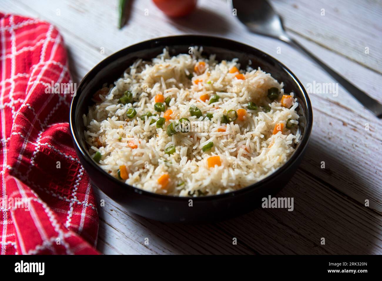 Indische Gemüsepulav oder Biryani mit Basmati-Reis, serviert in einer Schüssel. Stockfoto