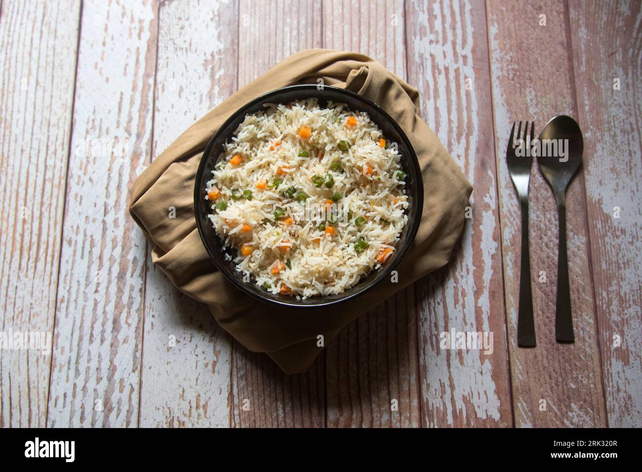 Indische Gemüsepulav oder Biryani mit Basmati-Reis, serviert in einer Schüssel. Stockfoto