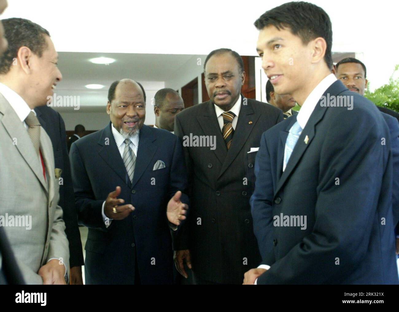 Bildnummer: 53291237 Datum: 26.08.2009 Copyright: imago/Xinhua (090826) -- MAPUTO, 26. August 2009 (Xinhua) -- Madagascan High Transitional Authority President Andry Rajoelina (1. R) spricht mit dem ehemaligen mosambikanischen Präsidenten Joaquim Alberto Chissano (2. L) in Maputo, Hauptstadt von Mosambik, 26. August 2009. Die zweite Runde der Gespräche in Madagaskar, die am Dienstag in Maputo eröffnet wurden, konzentrierte sich auf die Umsetzung der Anfang dieses Monats erzielten Vereinbarung über die Bildung einer modagaskanischen Übergangsregierung. (Xinhua/Mozambique News Agency) (gxr) (2)DIE MOSAMBIKANISCHEN STAATSCHEFS Stockfoto