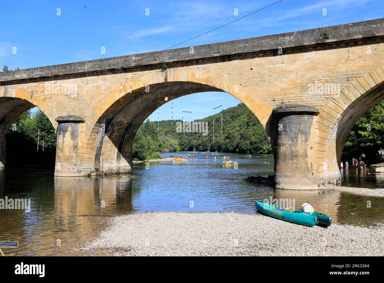 Eté, Chaleur, plage, Baignade, Repos, Détente, Promenade sur la Dordogne sous le château fort de Castelnaud en Périgord noir. Avec la chaleur la riviè Stockfoto