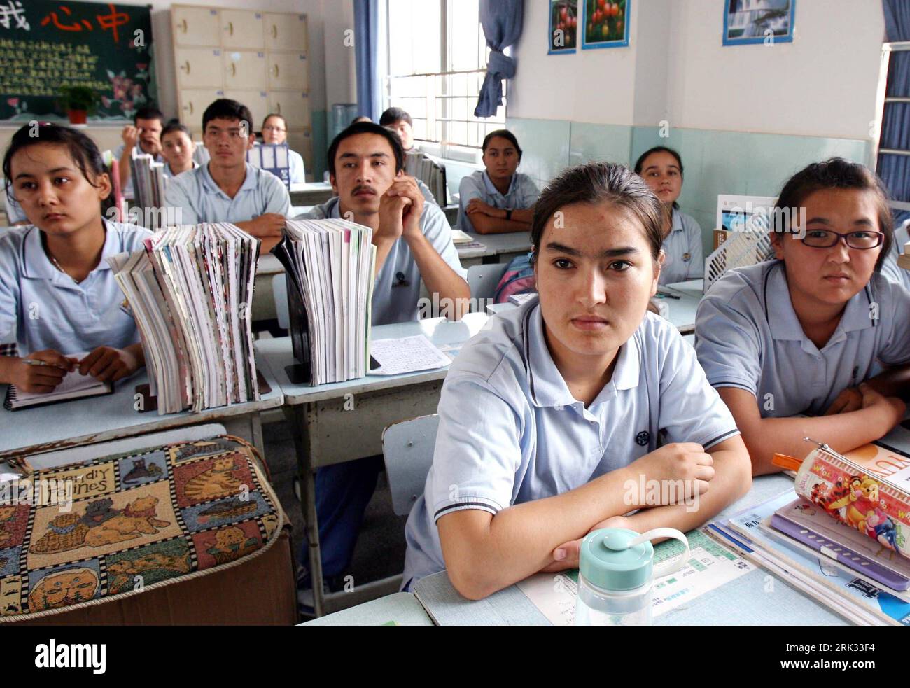 Bildnummer: 53309589 Datum: 01.09.2009 Copyright: imago/Xinhua (090901) -- WENCHUAN, 1. September 2009 (Xinhua) -- Xinjiang-Schüler der Shanghai Qibao Middle School besuchen am 1. September 2009 den Unterricht in Shanghai. 325 Xinjiang-Schüler, begleitet von ihren Lehrern, kehren vor der Eröffnung des neuen Semesters an der Shanghai Qibao Middle School zurück zur Schule. Es gibt derzeit über 2.000 Xinjiang-Schüler, die in 10 Mittelschulen in Shanghai studieren. (Xinhua/Liu Ying) (lmz) (1)CHINA-SHANGHAI-NEW SEMESTER (CN) PUBLICATIONxNOTxINxCHN Kinder Schüler Erster Schultag Schulanfang Schulbeginn Bildung Schule KB Stockfoto