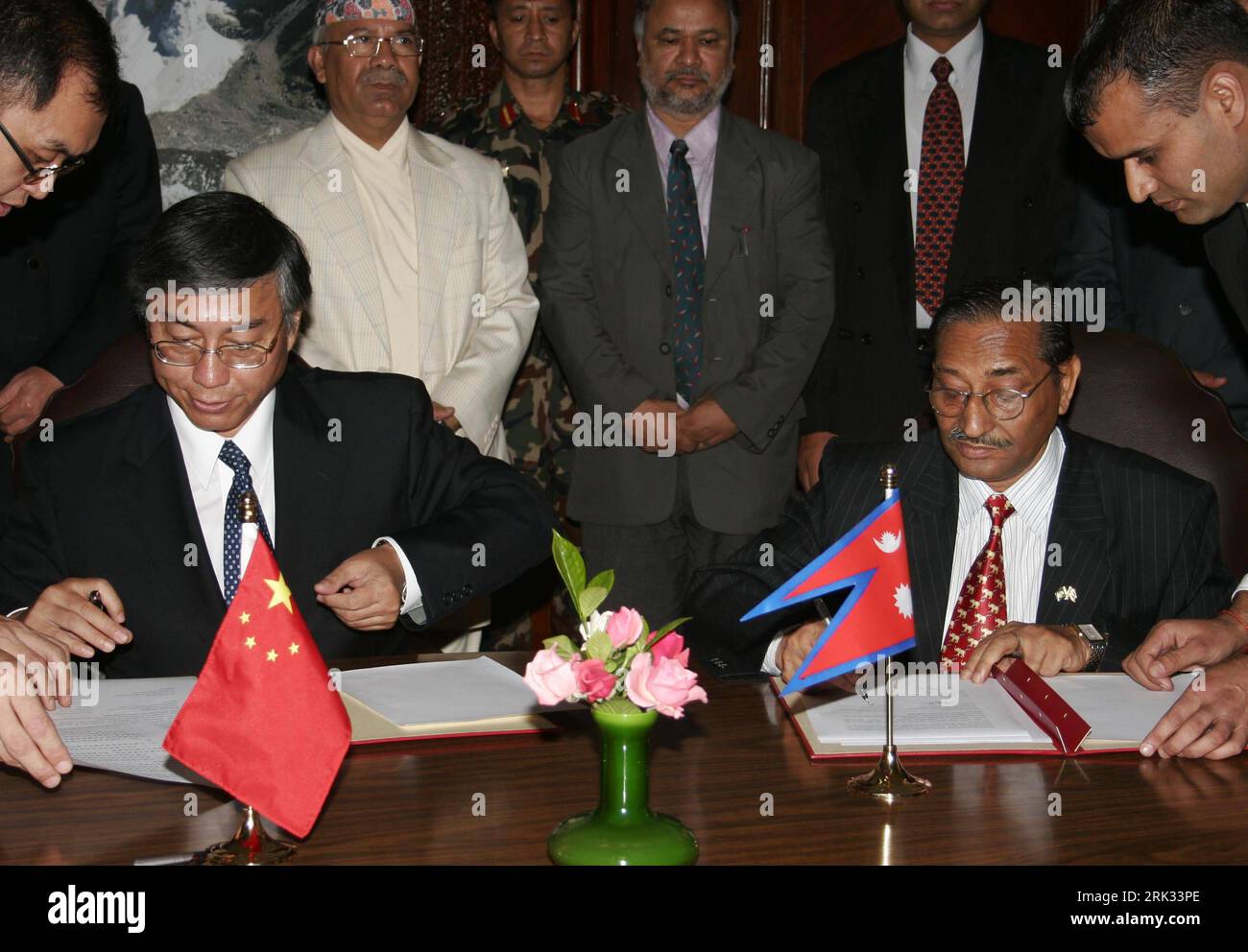 Bildnummer: 53309614 Datum: 01.09.2009 Copyright: imago/Xinhua (090901) -- KATHMANDU, 1. September 2009 (Xinhua) -- RAM Swarup Sinha (R2) und Jin Runcheng (L2), Generaldirektor der chinesischen Bildungskommission, unterzeichnen eine Vereinbarung über das Stipendienprogramm zwischen dem nepalesischen Bildungsministerium und der Regierung der Gemeinde Tianjin in Kathmandu, Hauptstadt Nepals, 1. September 2009. China und Nepal unterzeichneten eine Vereinbarung über das Stipendienprogramm zwischen dem nepalesischen Bildungsministerium und Tianjin Mun Stockfoto