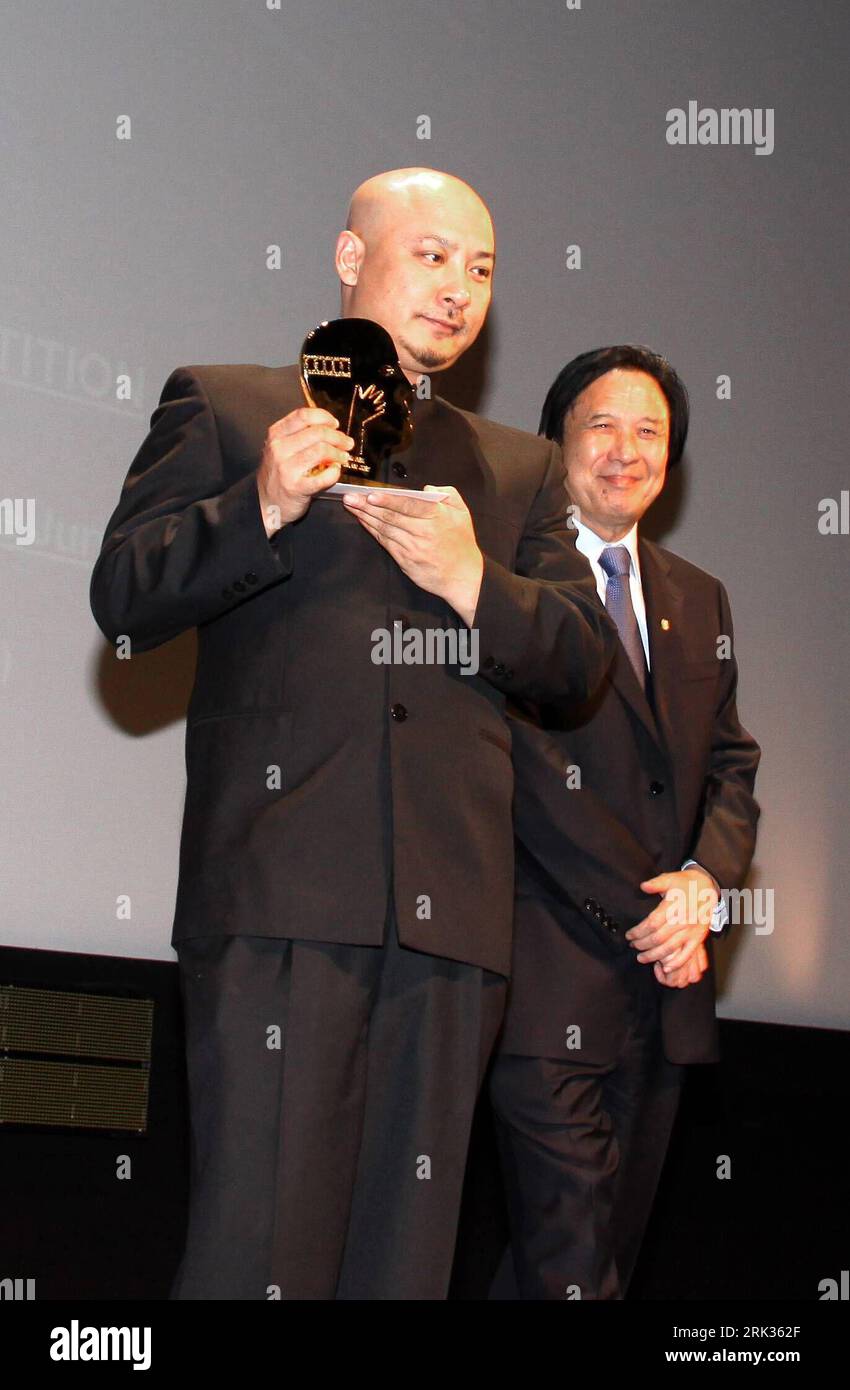 Bildnummer: 53330763 Datum: 08.09.2009 Copyright: imago/Xinhua MONTREAL, 8. September 2009 (Xinhua) -- der chinesische Regisseur Wang Quan (L) hält den Grand Prix der Jury bei der Abschlusszeremonie des 33. Montreal World Film Festivals in Montreal, Kanada. Weaving Girl unter der Regie von Wang Quan gewann sowohl den Grand Prix der Jury, den Zweitplatzierten als auch den International Film Critics Prize. Das Montreal World Film Festival lief vom 27. August bis zum 7. September. (Xinhua/Yang Shilong) (zcq) (1)CANADA-MONTREAL-FILM FESTIVAL PUBLICATIONxNOTxINxCHN People Film Filmfestival Preisträger Stockfoto