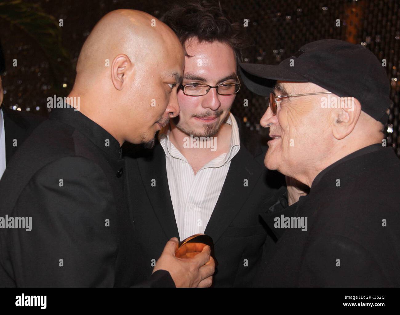 Bildnummer: 53330764 Datum: 08.09.2009 Copyright: imago/Xinhua MONTREAL, 8. September 2009 (Xinhua) -- der chinesische Regisseur Wang Quan (L) wird vom Präsidenten des 33. Montreal World Film Festivals Serge Losique in Montreal, Kanada, beglückwünscht. Weaving Girl unter der Regie von Wang Quan gewann sowohl den Grand Prix der Jury, den Zweitplatzierten als auch den internationalen Kritikerpreis. Das Montreal World Film Festival lief vom 27. August bis zum 7. September. (Xinhua/Yang Shilong) (zcq) (2)CANADA-MONTREAL-FILM FESTIVAL PUBLICATIONxNOTxINxCHN People Film Filmfestival Preisträger Sieg Premiere kbdig x Stockfoto