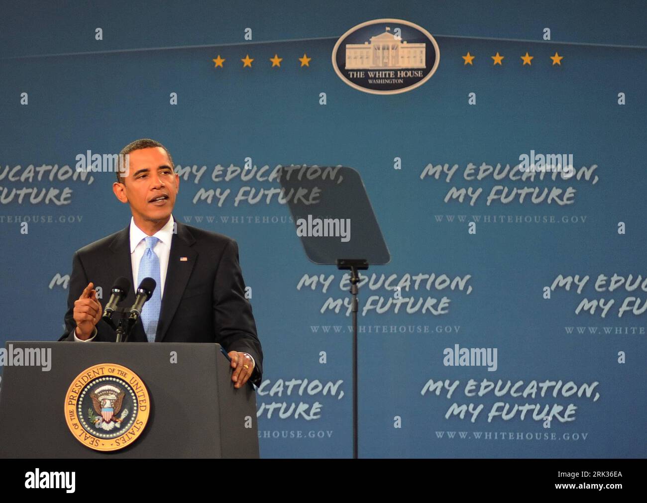 Bildnummer: 53331727  Datum: 08.09.2009  Copyright: imago/Xinhua WASHINGTON, U.S. President Barack Obama delivers a speech to students around the country at Wakefield High School in Arlington, the State of Virginia, near Washington DC, the United States of America, Sept. 8, 2009, which was also the first school day after summer break. The President repeatedly urged students to work hard and stay in school. (Xinhua/Jiang Guopeng) (gj) (3)U.S.-WASHINGTON-FIRST SCHOOL DAY-OBAMA PUBLICATIONxNOTxINxCHN People Politik kbdig xub 2009 quer premiumd o0 Schriftzug o00 USA    Bildnummer 53331727 Date 08 Stockfoto