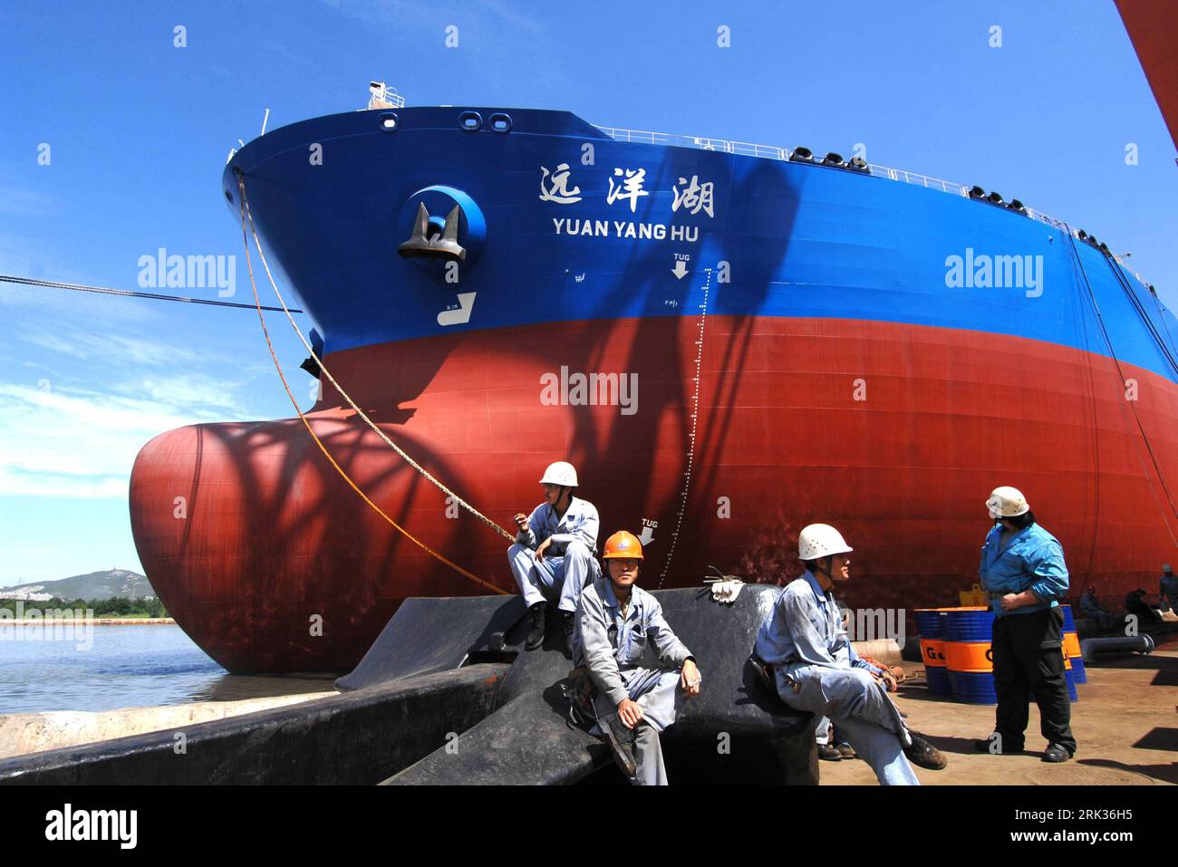 Bildnummer: 53333742 Datum: 08.09.2009 Copyright: imago/Xinhua (090909) -- DALIAN, 9. September 2009 (Xinhua) -- Foto aufgenommen am 8. September 2009 zeigt Arbeiter der Dalian Shipbuilding Industry Co Ltd. Ruht vor einem unfertigen 300-Tonnen-Frachtschiff mit 000 Tonnen in Dalian, Provinz Liaoning im Nordosten Chinas. Equipment Manufacturing ist Dalians wichtigste Säulenindustrie. In den ersten 7 Monaten des Jahres 2009 erreichte der Umsatz rund 123,9 Milliarden RMB (rund 18,2 Milliarden US-Dollar). Dalian beeindruckte Davos mit seinen rasanten Fortschritten und wurde zum zweiten Mal in diesem Jahr zur Austragungsstadt von Summer Davos. (Xinh Stockfoto