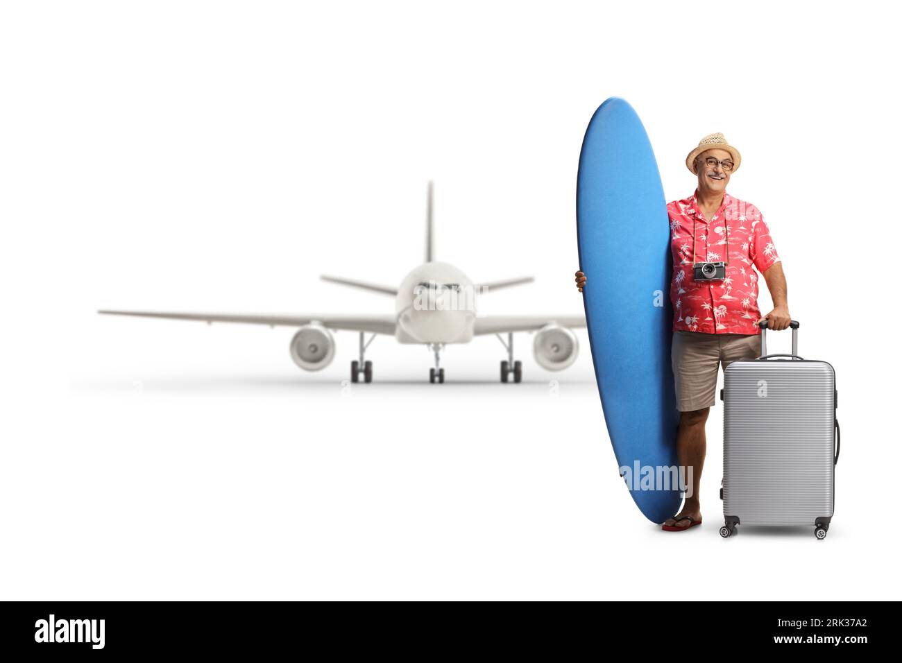 Reifer männlicher Tourist mit Surfbrett und Koffer am Flughafen isoliert auf weißem Hintergrund Stockfoto