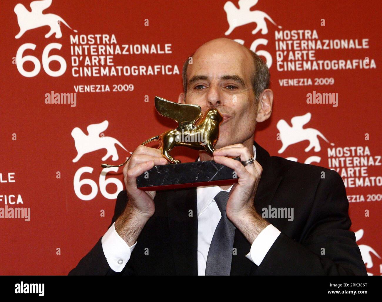Bildnummer: 53351387 Datum: 12.09.2009 Copyright: imago/Xinhua (090913) -- VENEDIG, 13. September 2009 (Xinhua) -- Samuel Maoz, Regisseur des Films Libanon küsst den Preis des Goldenen Löwen für den besten Film während des 66. Internationalen Filmfestivals in Venedig Lido am 12. September 2009. (Xinhua) (hdt) (1)ITALIEN-VENEDIG-FILMFESTIVAL-LIBANON PUBLICATIONxNOTxINxCHN People Film Filmfestival Venedig o00 Biennale o00 Pressetermin Sieger Preisverleihung Trophäe premiumd kbdig xng 2009 quer o0 Preis Kuss o00 Preisträger Goldener Löwe o00 Porträt Bildnummer 53351387 Datum 12 09 2009 Copyrig Stockfoto