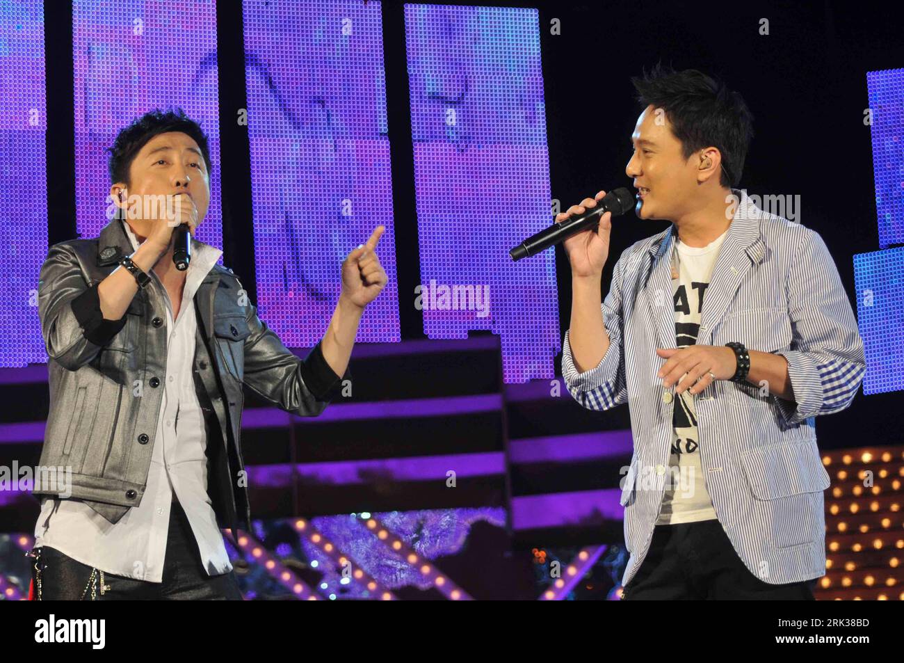 Bildnummer: 53351579 Datum: 12.09.2009 Copyright: imago/Xinhua (090913) -- SHANGHAI, 13. September 2009 (Xinhua) -- Singer Jeff Chang (R) und Harlem Yu Chen-chin treten während des Eröffnungskarnevals des Shanghai Tourism Festivals 2009 am Century Plaza in Shanghai, Ostchina, 12. September 2009 auf. (Xinhua/Dong Hongjing) (mcg) (1)CHINA-SHANGHAI-2009 TOURISM FESTIVAL-OPENING CARNIVAL (CN) PUBLICATIONxNOTxINxCHN People Musik Aktion kbdig xsp 2009 quer o0 People Musik Bildnummer 53351579 Datum 12 09 2009 Copyright Imago XINHUA Shanghai 13. September 2009 XINHUA Singer Jeff Chang r und Harlem Chi Chen Stockfoto