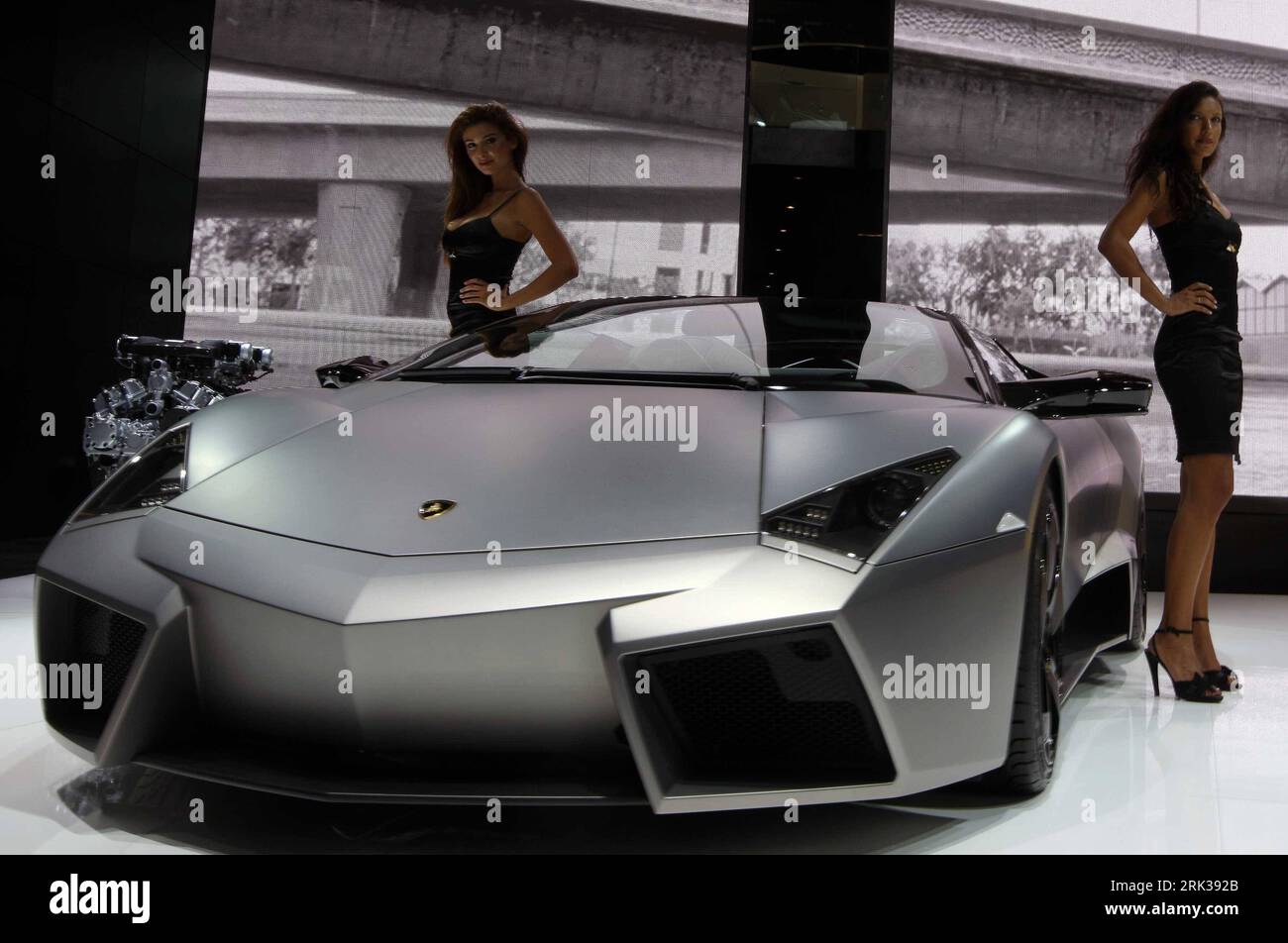 Bildnummer: 53366021 Datum: 15.09.2009 Copyright: imago/Xinhua FRANKFURT, (Xinhua) Ein Lamborghini Reventon Roadster wird am 15 2009. September 2009 auf der Internationalen Automobilausstellung Frankfurt (IAA) in Frankfurt, Deutschland, vorgestellt. Die weltweit größte Autoshow beginnt mit ihrem Medientag am 15. September und ist vom 17. Bis 27. September für die Öffentlichkeit zugänglich. (Xinhua/Luo Huanhuan) (lyx) (3)GERMANY-FRANKFURT-AUTO-SHOW PUBLICATIONxNOTxINxCHN Wirtschaft Messe IAA 2009 Automobilindustrie kbdig xkg 2009 quer o0 Internationale Automobilausstellung Auto Fahrzeug Bildnummer 53366021 Datum 15 09 2009 Kopieren Stockfoto
