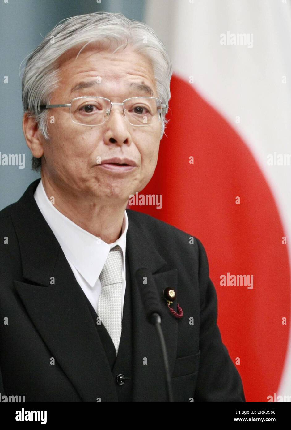 Bildnummer: 53367429 Datum: 16.09.2009 Copyright: imago/Xinhua Japan s newly appointed Economy and Industry Minister Masayuki Naoshima attends a news conference at the prime minister s official residence in Tokyo Sept. 16, 2009. (Xinhua/Ren Zhenglai) (kh) (8)JAPAN-NEW CABINET PUBLICATIONxNOTxINxCHN People Politik Japan premiumd kbdig xsk 2009 hoch o0 Porträt Bildnummer 53367429 Date 16 09 2009 Copyright Imago XINHUA Japan S newly Appointed Economy and Industry Ministers Masayuki Attends a News Conference AT The Prime Ministers S Official Residence in Tokyo Sept 16 2009 XINHUA Ren Zhengl Stockfoto