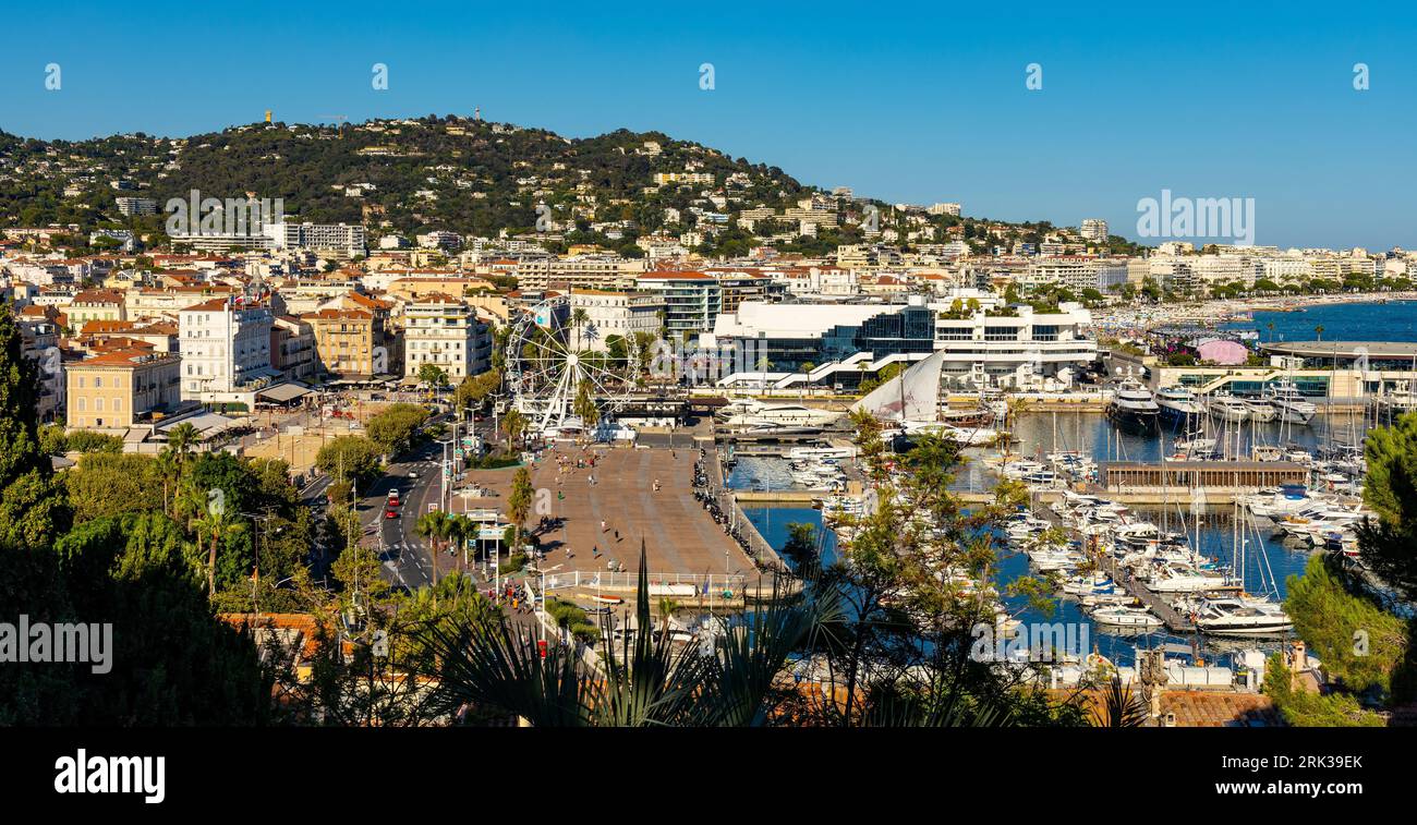 Cannes, Frankreich - 31. Juli 2022: Cannes City Center Panorama mit historischer Altstadt Centre Ville Viertel und Yachthafen an der Küste des Mittelmeers Stockfoto
