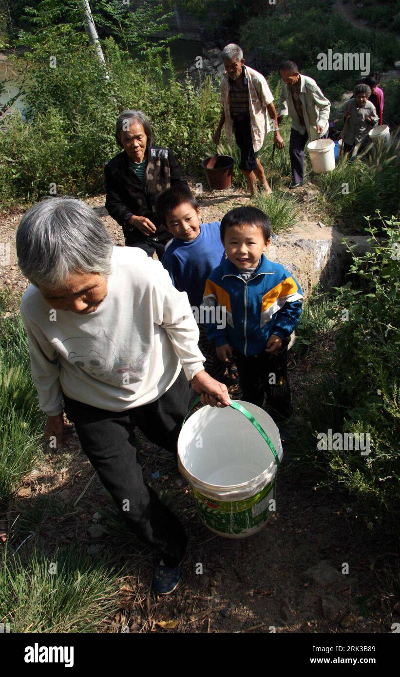 Bildnummer: 53411439 Datum: 23.09.2009 Copyright: imago/Xinhua SHAOYANG, (Xinhua)Dorfbewohner tragen Plastikfässer, um Wasser im Nanshan Village im Shaoyang County, Provinz Hunan, zu holen. Das County litt seit etwa 50 Tagen unter schwerer Dürre. Mehr als 500 Grabungsteams und über 2.000 Offiziere wurden organisiert, um Dorfbewohnern beim Ausgraben von Brunnen und der Suche nach neuer Wasserquelle zu helfen. (Xinhua/Li aimin) (mcg) (3)CHINA-HUNAN-SHAOYANG-DÜRREKAMPF (CN) PUBLICATIONxNOTxINxCHN Land Leute Wassermangel Dürre Wasserquelle Wasser Quelle abfüllen Eimer kbdig xsk 2009 hoch o0 Wasserversorgung Armut Gesellscha Stockfoto